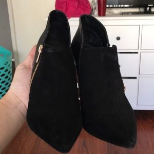 Black pointed booties.